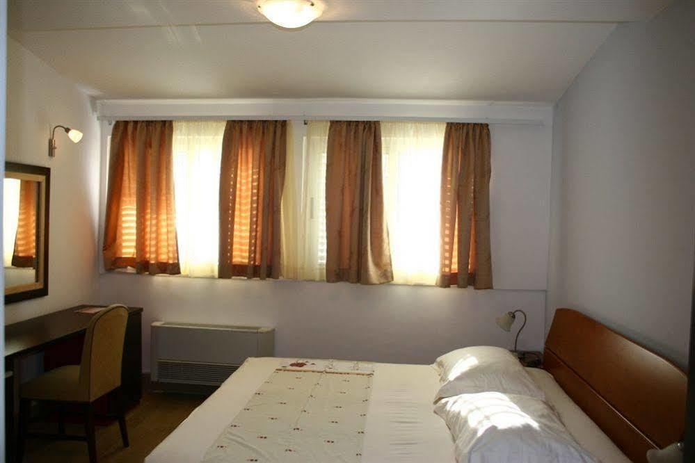 Hotel Pansion Epetium Stobreč Esterno foto